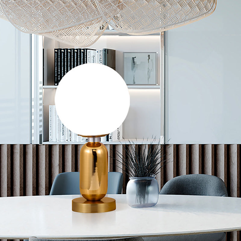 Elegante glazen lamp met gouden bol