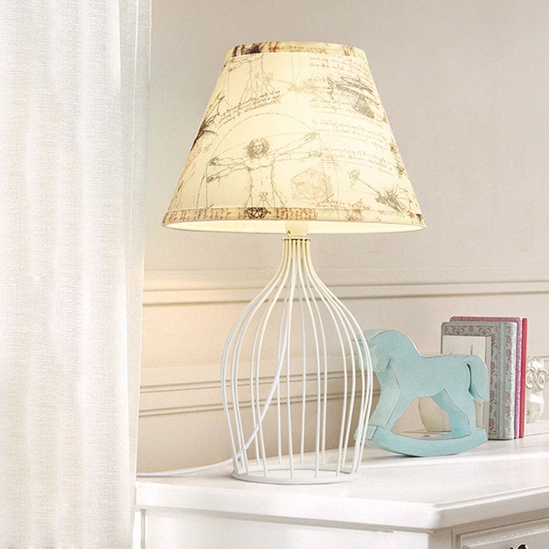 Lampe de table traditionnelle à abat-jour conique base cage métallique