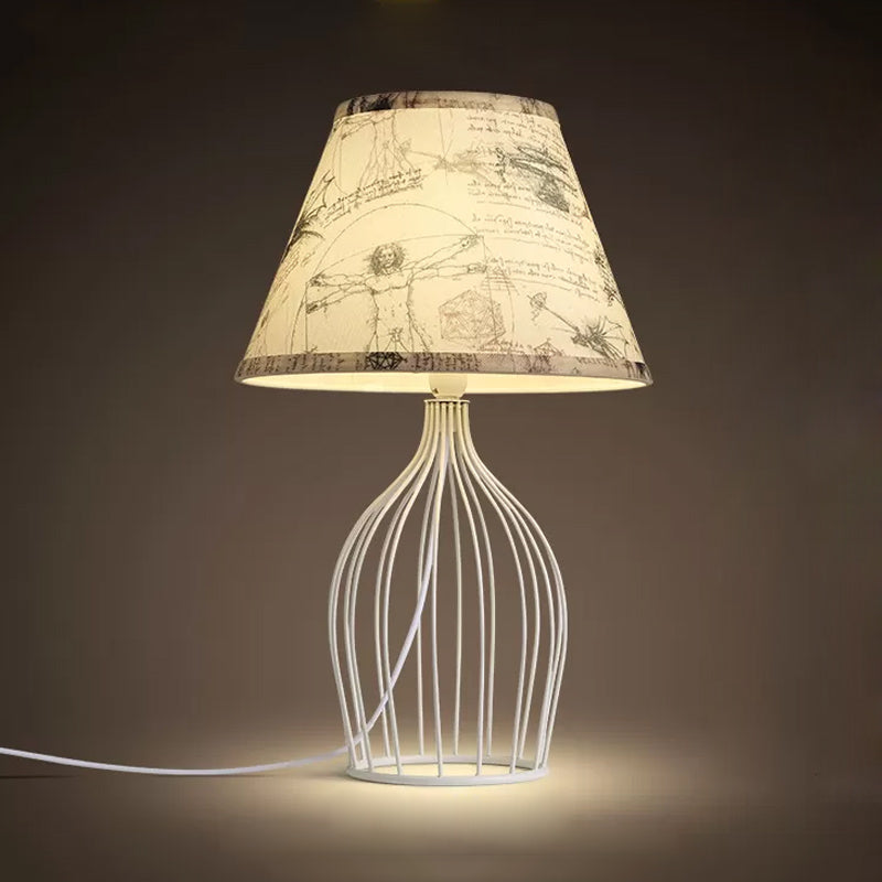 Lampe de table traditionnelle à abat-jour conique base cage métallique