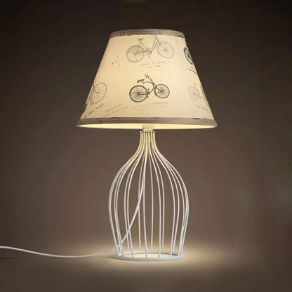 Lampe de table traditionnelle à abat-jour conique base cage métallique
