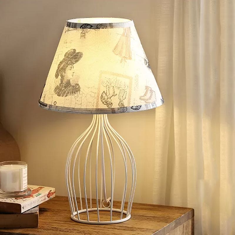 Lampe de table traditionnelle à abat-jour conique base cage métallique