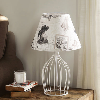 Lampe de table traditionnelle à abat-jour conique base cage métallique