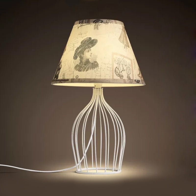 Lampe de table traditionnelle à abat-jour conique base cage métallique