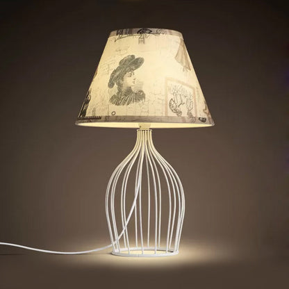Lampe de table traditionnelle à abat-jour conique base cage métallique
