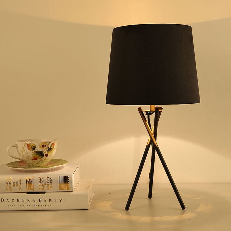 Elegante tafellamp met stoffen lampenkap