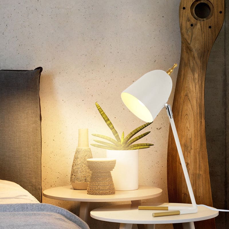 Elegante metalen bureaulamp met koepelvormige lampenkap