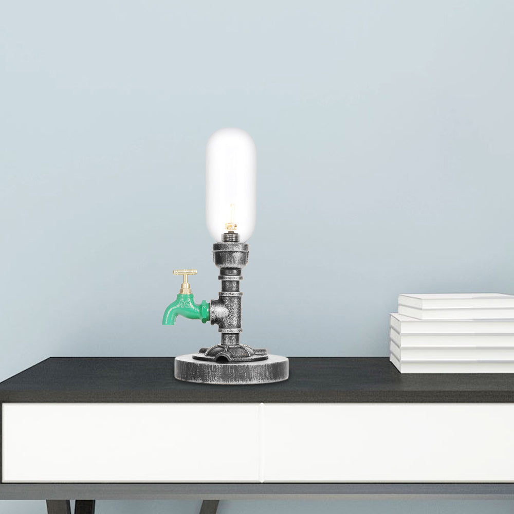 Elegante tafellamp van helder glas met ronde lampenkap