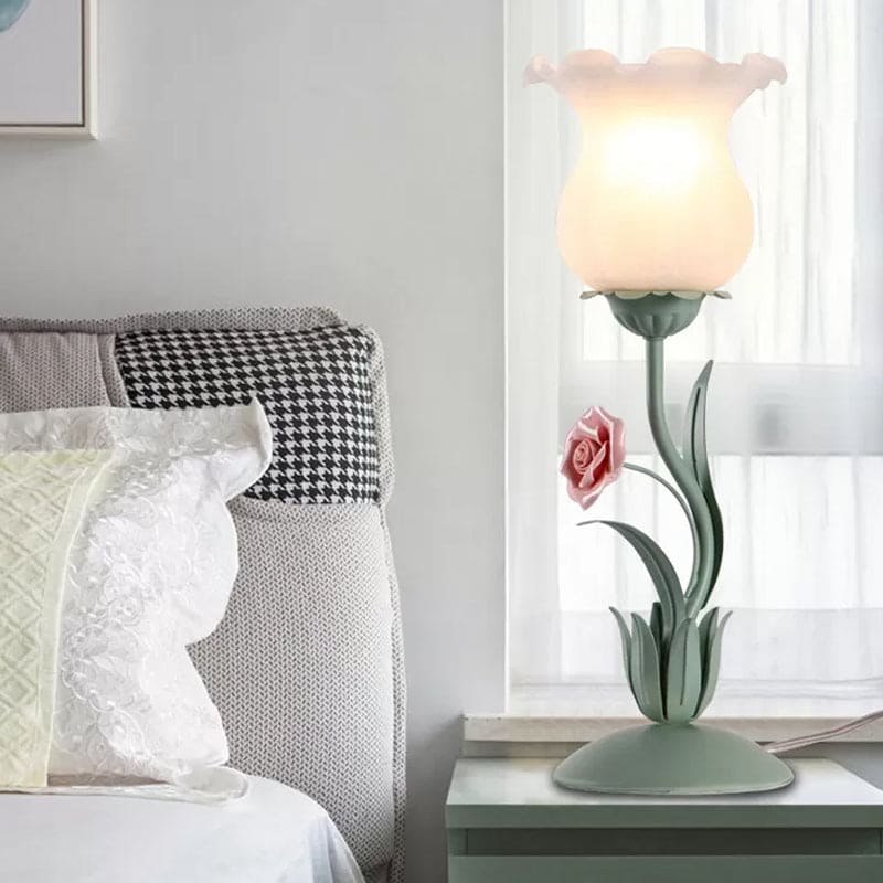 Decoratieve bloemrijke tafellamp voor slaapkamer