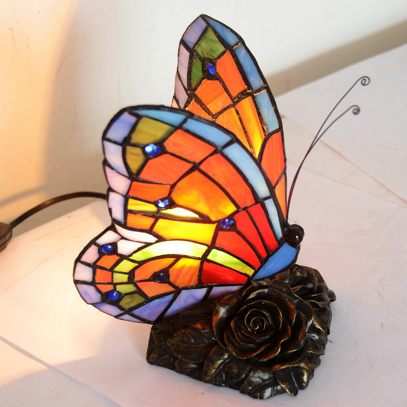 Lampe de table élégante avec abat-jour papillon et base en roses
