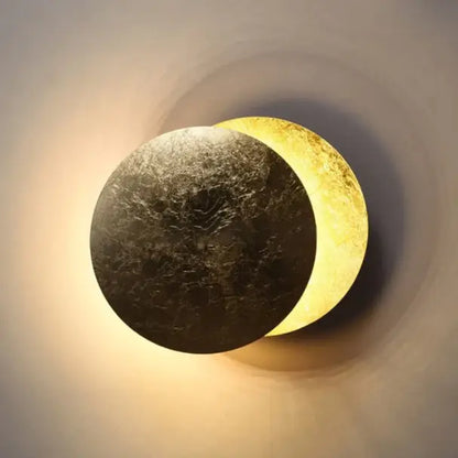 Design wandlamp in elegante eclipsvorm